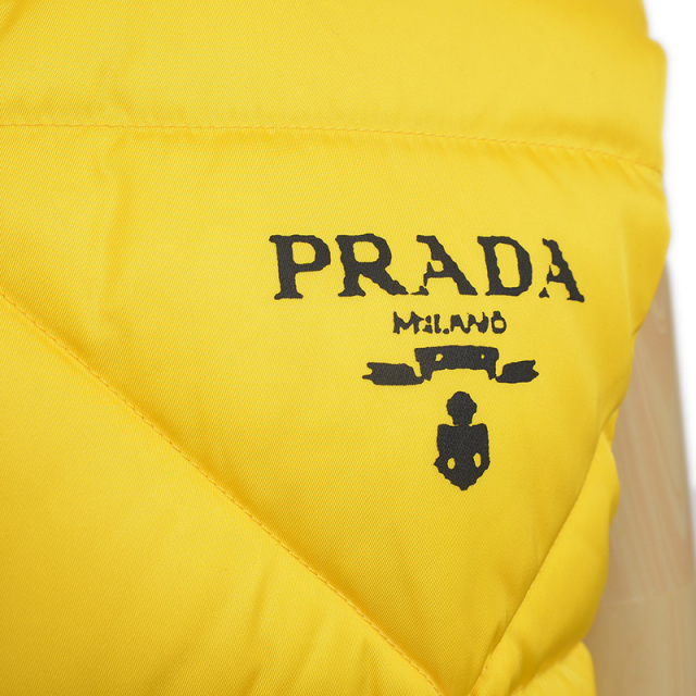 PRADA 染めパンツ パステルイエロー ウッドロゴ 金ボタンアーカイブ プラダ プラダ Re-Nylon ダウンベスト リサイクルポリアミド イエロー