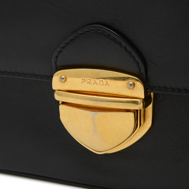 本日限りお値下げ〈美品〉PRADAチェーンショルダーバッグ レザー ブラック PRADA プラダ チェーンショルダーバッグ ハーフムーン リ