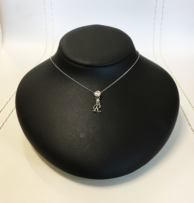 最高級スワロフスキーの輝き】BRINIKE イニシャルペンダント