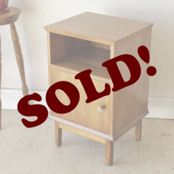 イギリス・ベッドサイドキャビネット・ビンテージ・アンティーク・レトロ・年代物