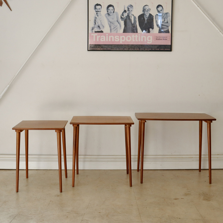 イギリス製ビンテージのネストテーブル