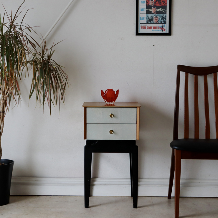 英国製ビンテージのベッドサイドキャビネット