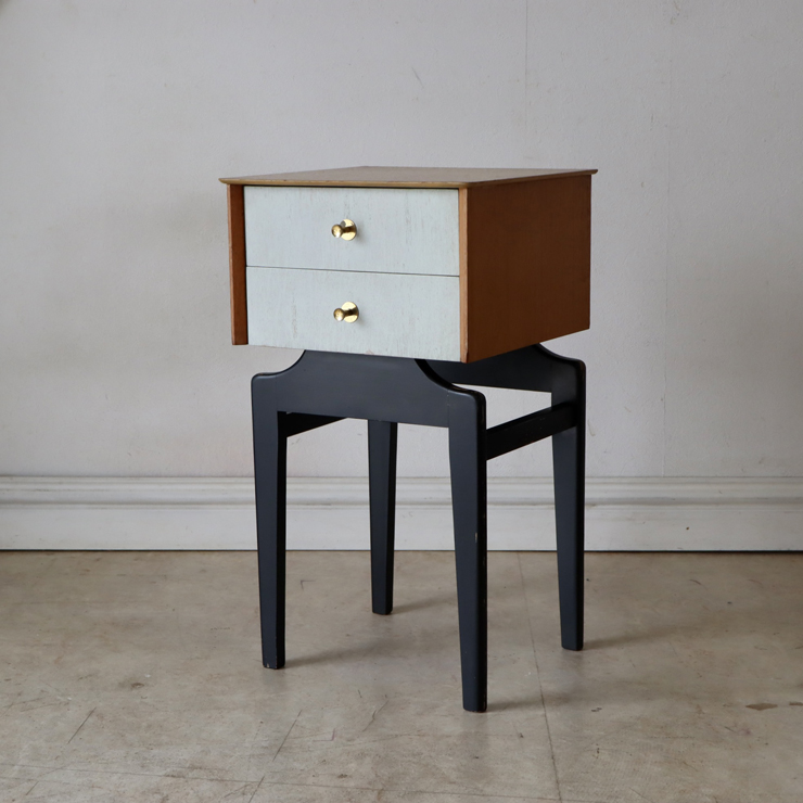 英国製ビンテージのベッドサイドキャビネット