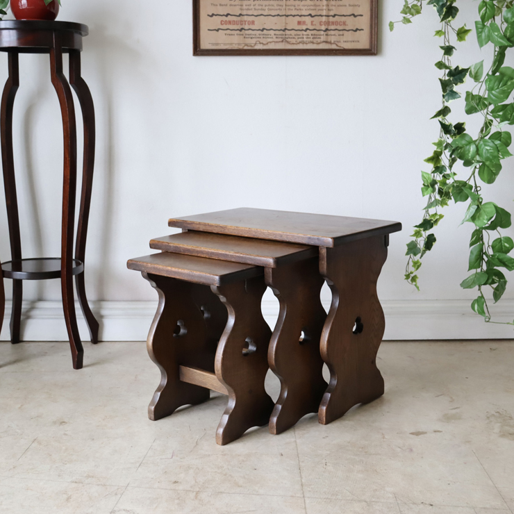 イギリス製ビンテージのネストテーブル