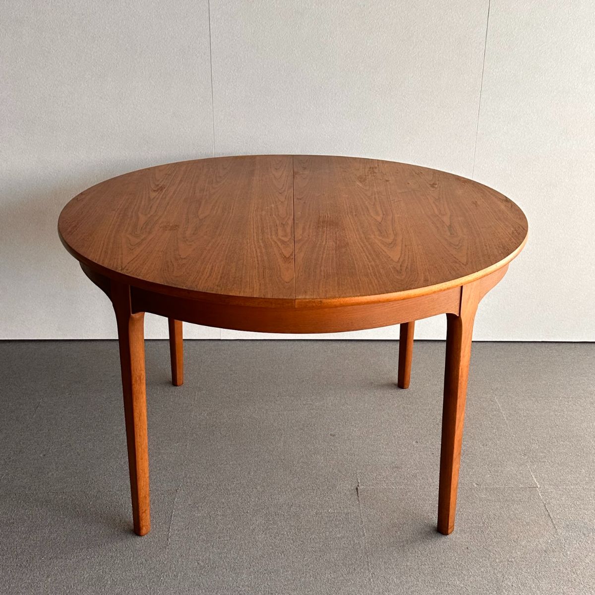 ネイサンの丸型ダイニングテーブル