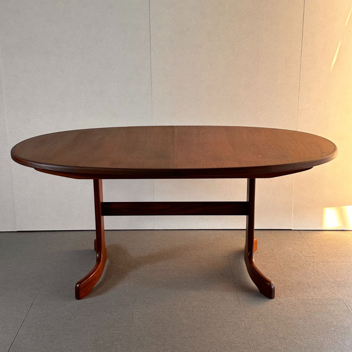 ジープランのオーバルダイニングテーブル