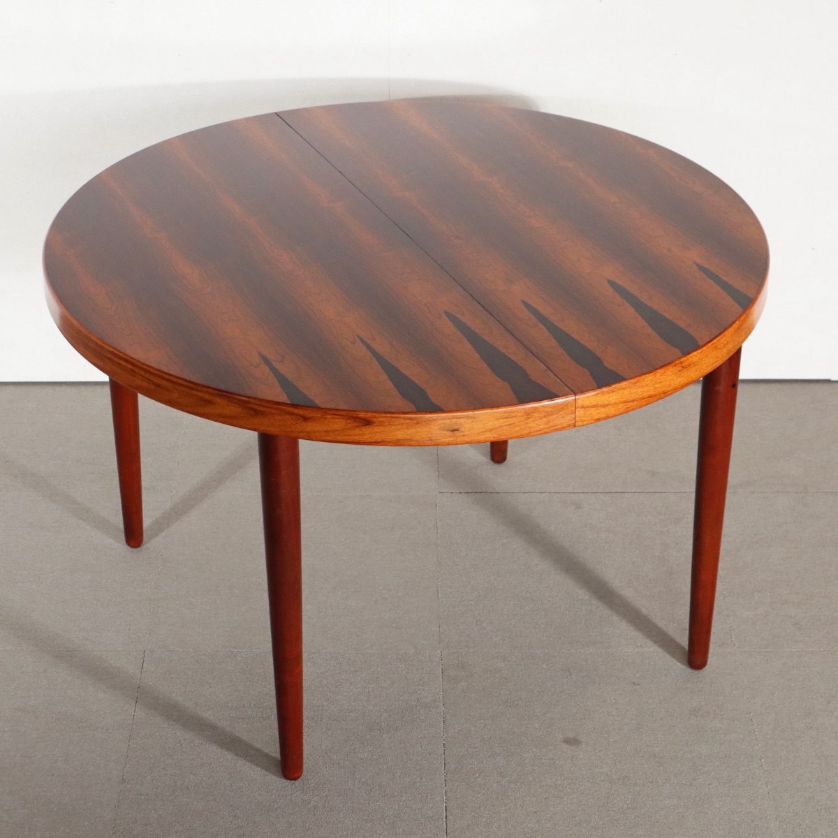 デンマーク製ラウンド型ダイニングテーブル。柔らかな光を受けて輝くチーク材。北欧ヴィンテージらしい穏やかな表情。