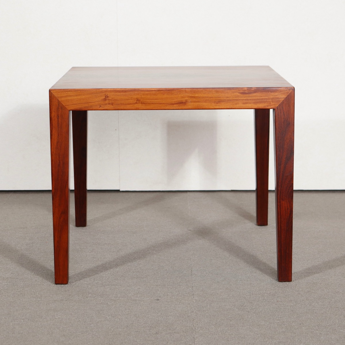 デンマーク製のサイドテーブル。ローズウッドの滑らかな質感が心地よい北欧ヴィンテージ。穏やかな空気を纏う一台。