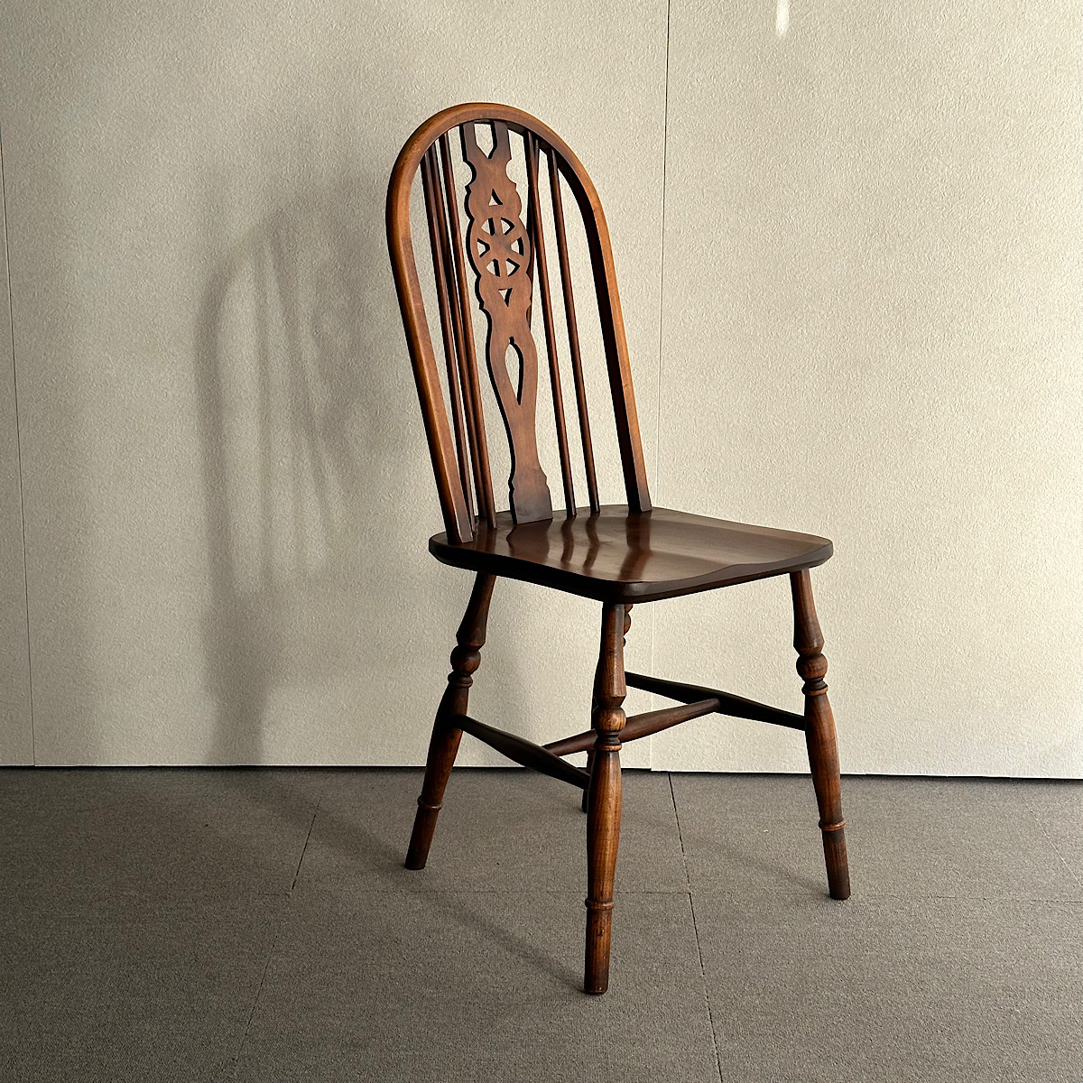 オールドチャームの椅子