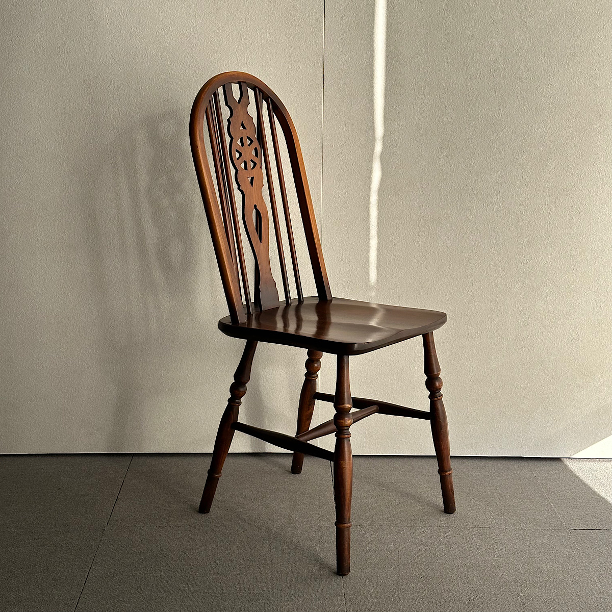 オールドチャームの椅子