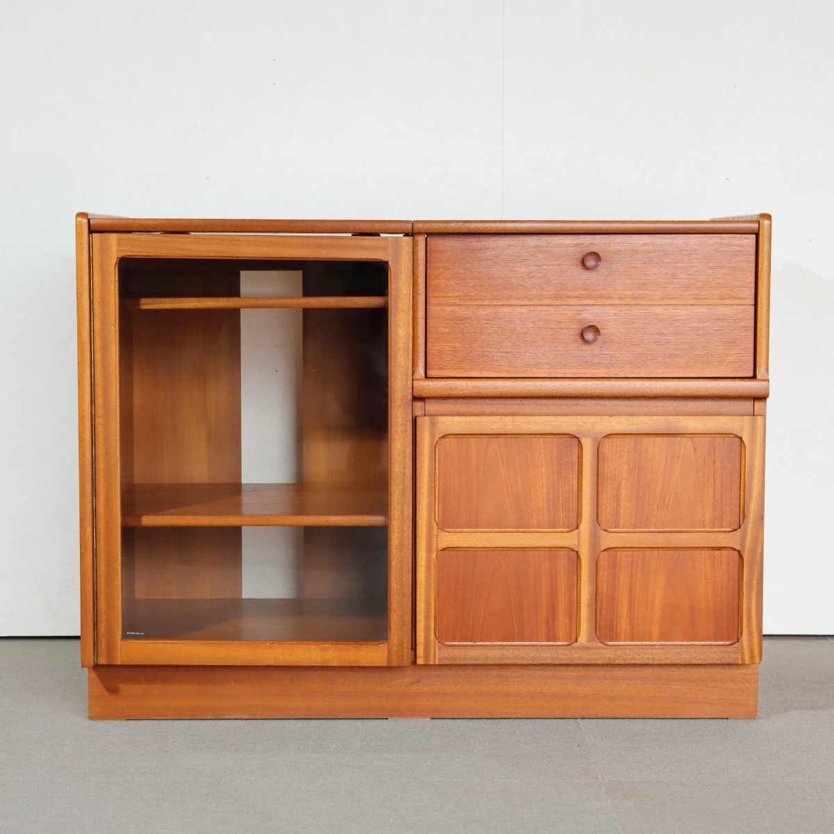 ネイサンNATHANキャビネット。チーク材の美しい質感が魅力のヴィンテージ。空間を引き締める存在感。