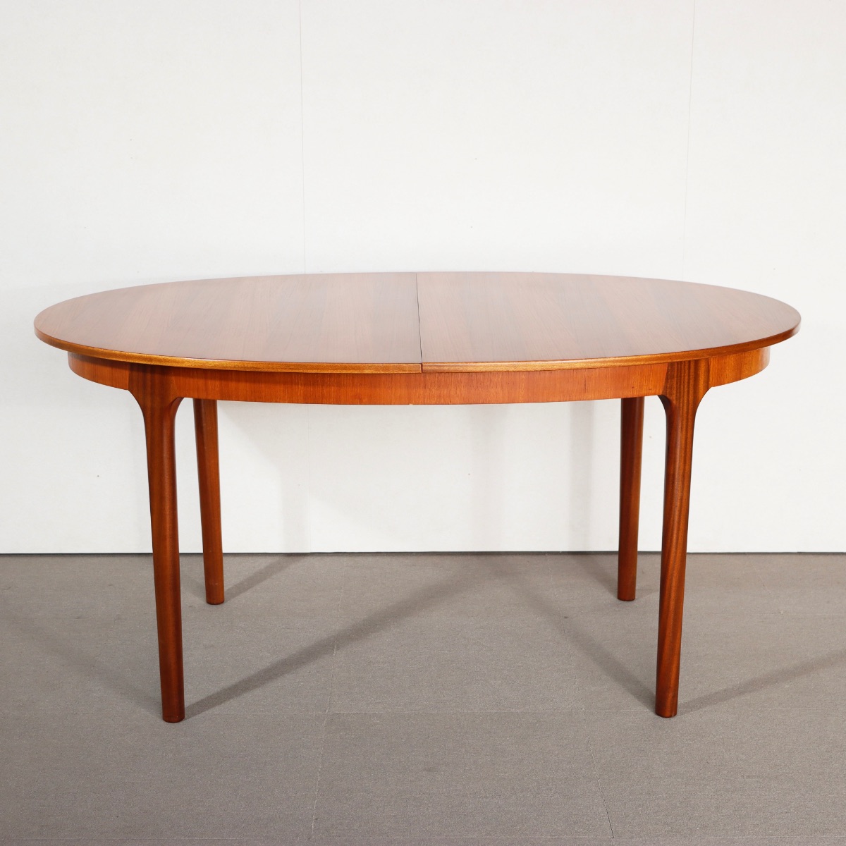 マッキントッシュダイニングテーブル。上質な木目と高級感が魅力のヴィンテージ家具。存在感ある佇まい。