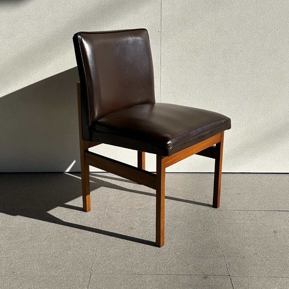 英国ヴィンテージのレザーのダイニングチェア