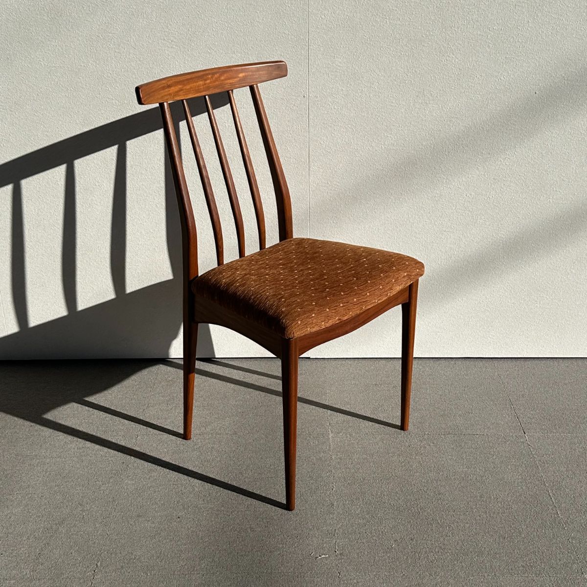 ヤンガーYOUNGERのダイニングチェア