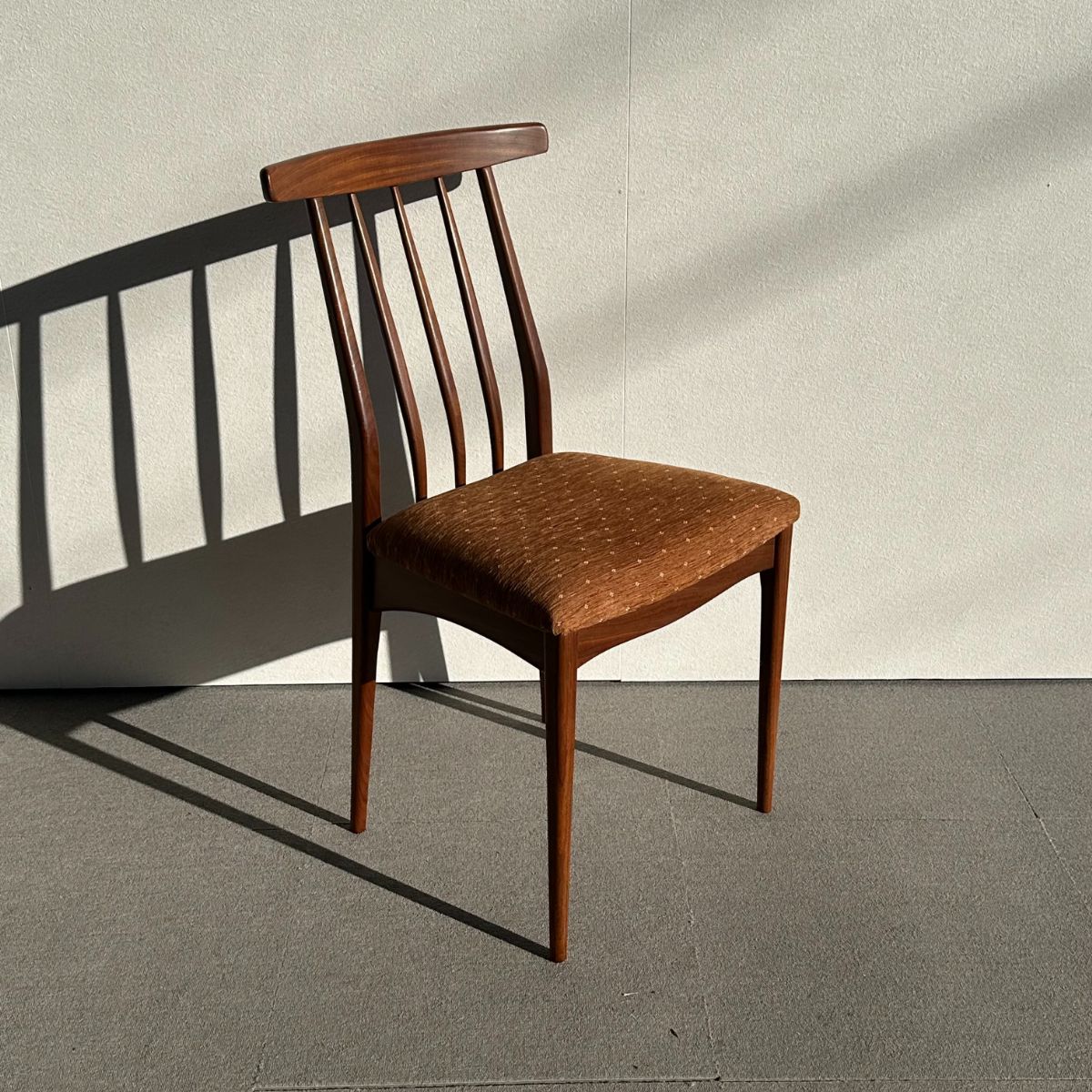 いす。 ヤンガーYOUNGERチーク材 ダイニングチェア