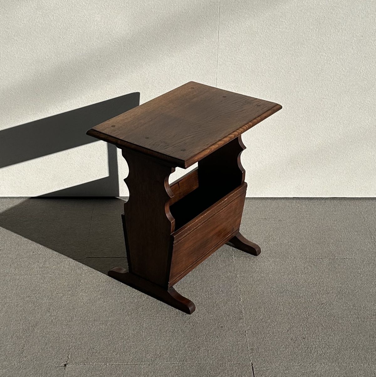 オーク材のアンティークマガジンラック