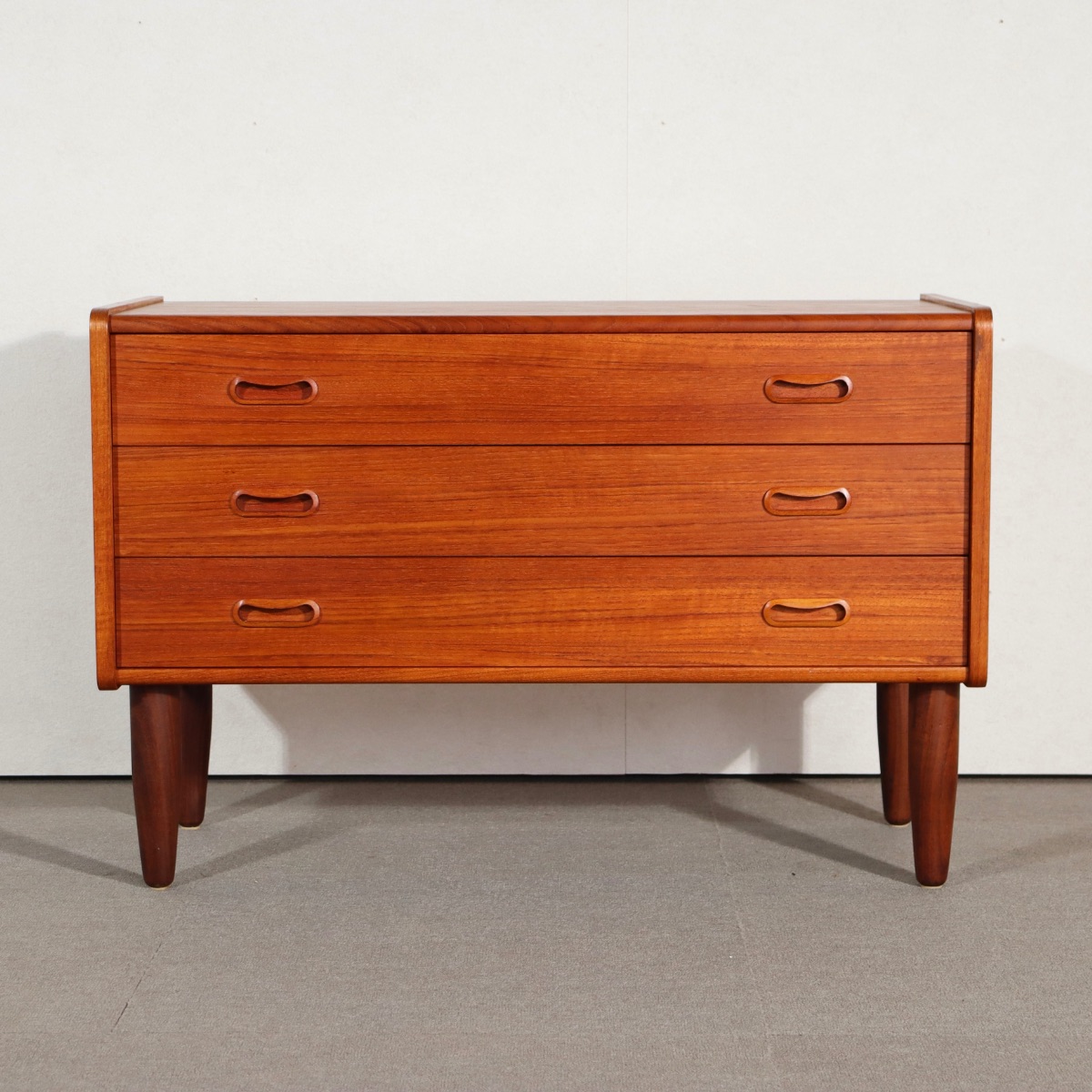 デンマーク製チェスト。空間の印象を高めるヴィンテージ家具。美しいチーク材の木目が魅力。