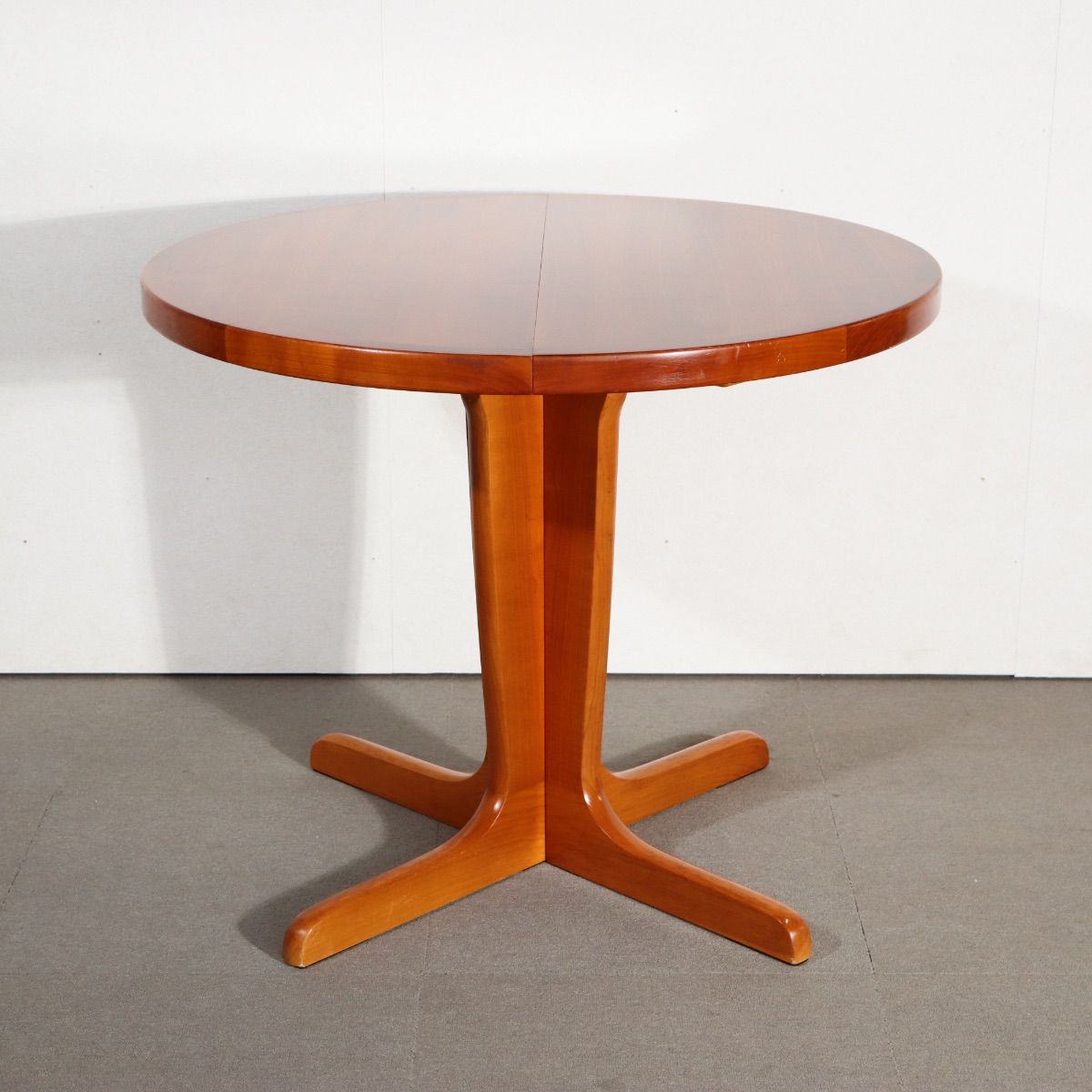 デンマーク製ダイニングテーブル。チーク材の深みある色調が美しいヴィンテージ。空間に映える一品。