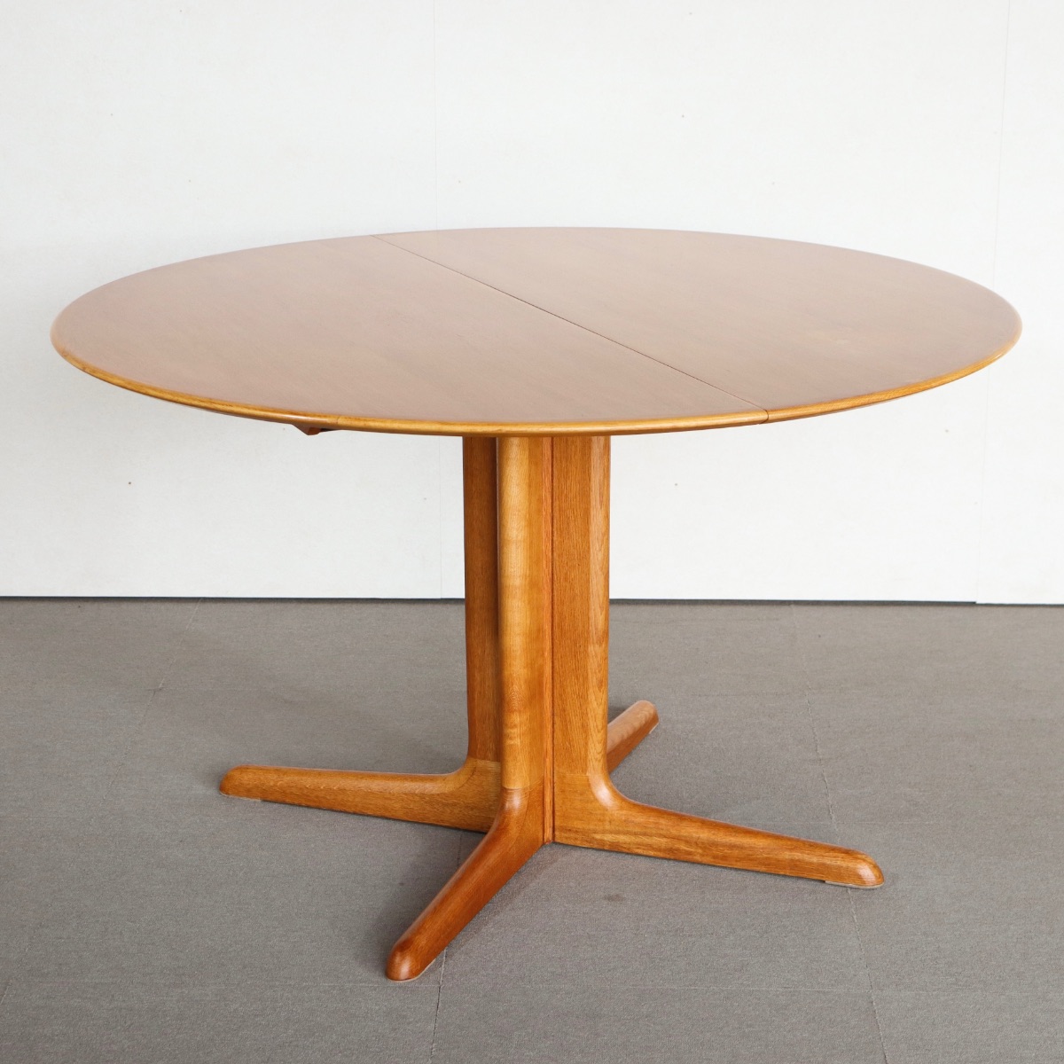 デンマーク製ダイニングテーブル。繊細な木目が際立つ北欧ヴィンテージ。控えめな上品さが魅力。