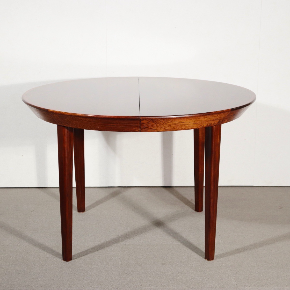 デンマーク製ダイニングテーブル。空間の印象を高めるヴィンテージ家具。ローズウッドの木目が魅力。