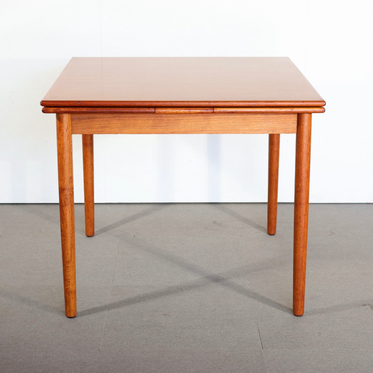 デンマーク製ダイニングテーブル。チーク材の自然な艶が印象的なヴィンテージ。高級感漂う佇まい。