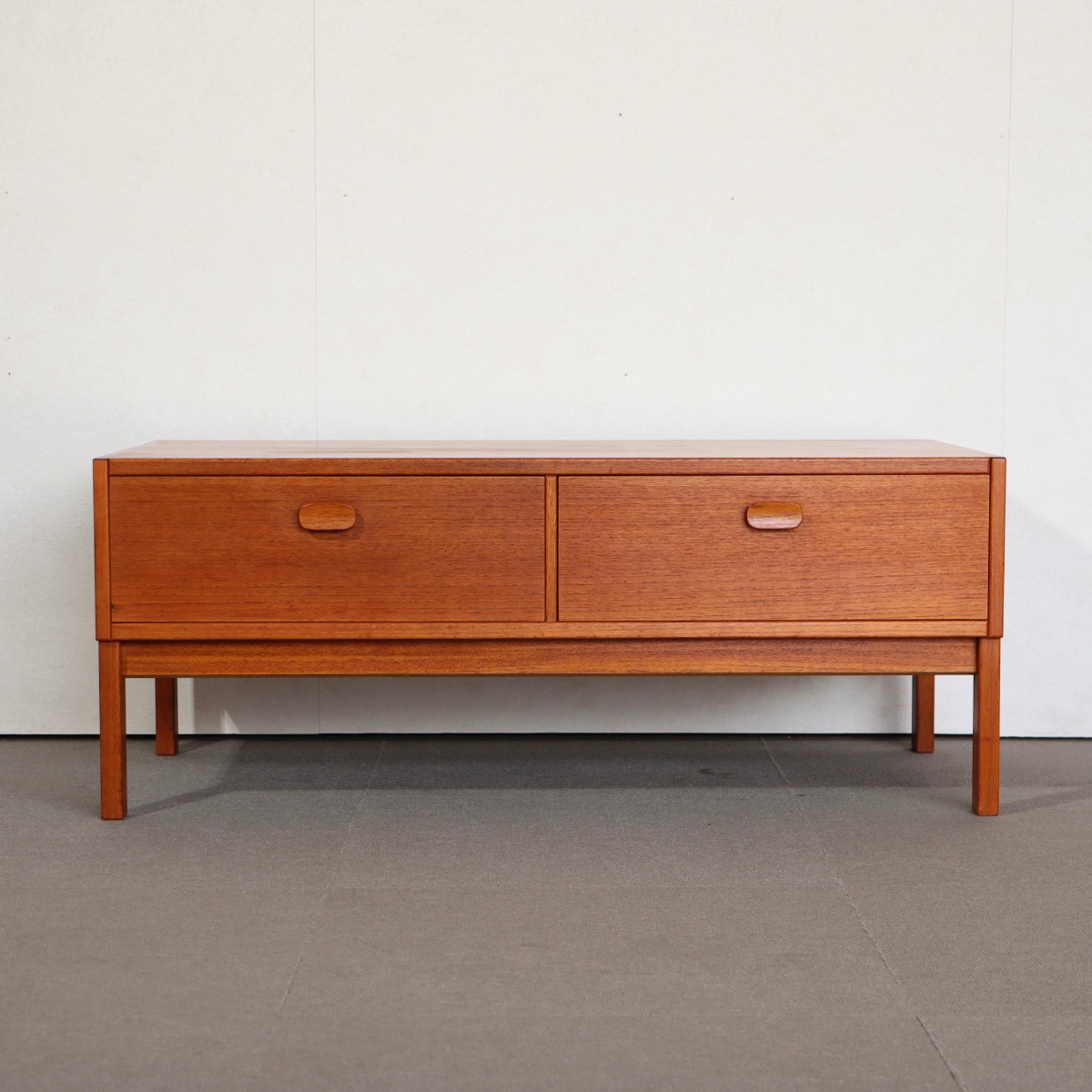 UlfertsTibroのコンソール。上質な質感が魅力のヴィンテージ家具。空間に映える存在感。