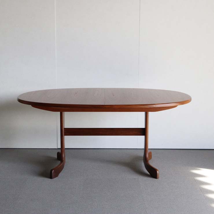 楕円形で真ん中が拡張する木製ダイニングテーブル、25172