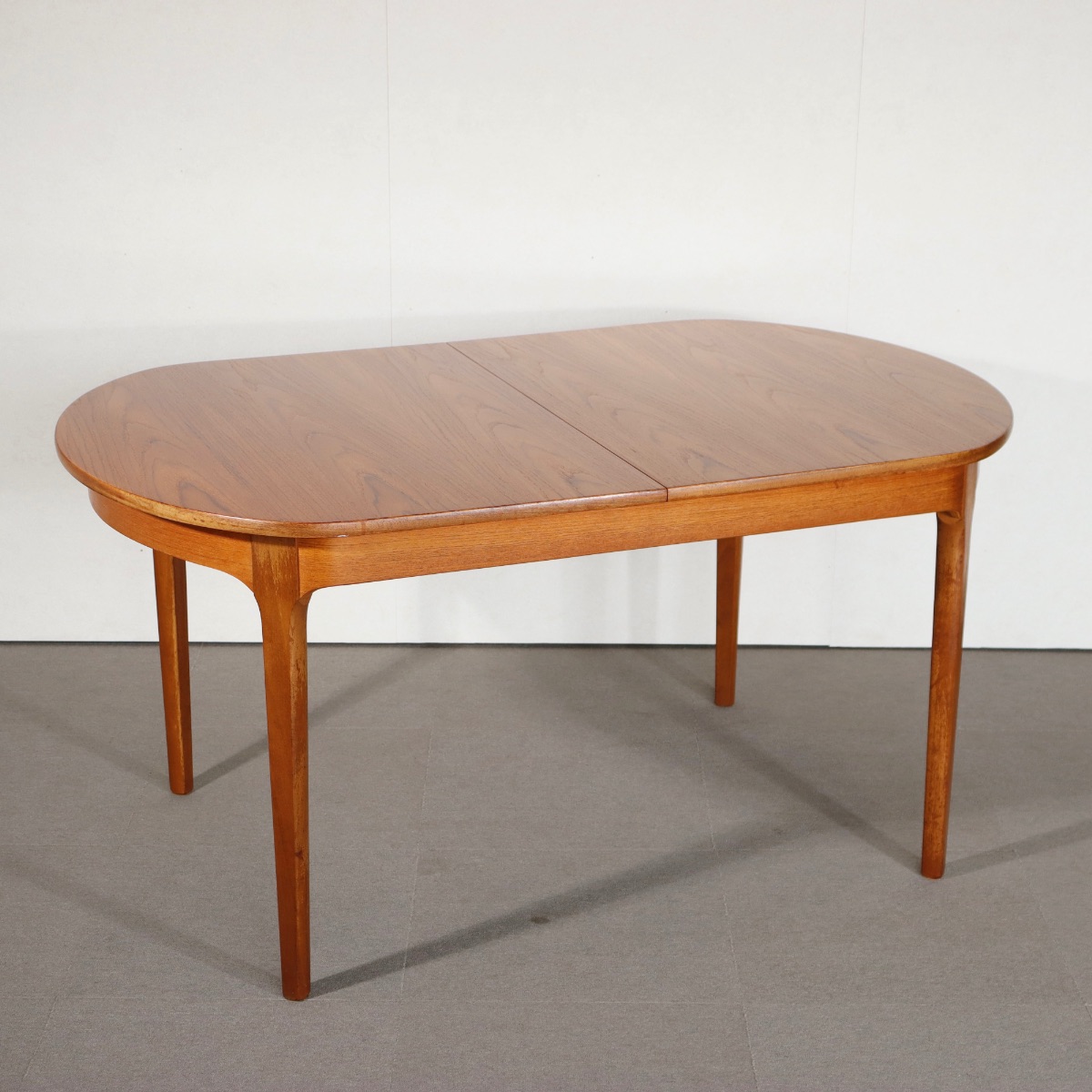 ネイサンNATHANのオーバルダイニングテーブル