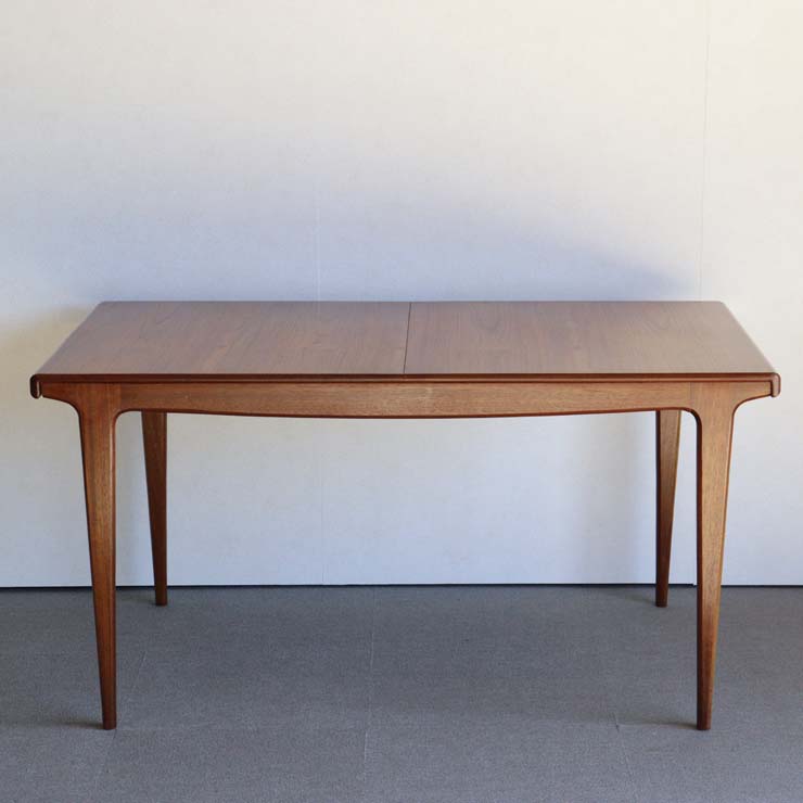 ヤンガーYOUNGER製　ダイニングテーブル