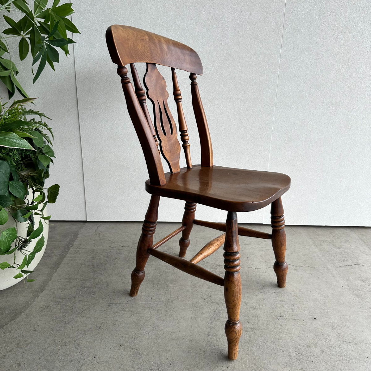 アンティークの木製の椅子、23060