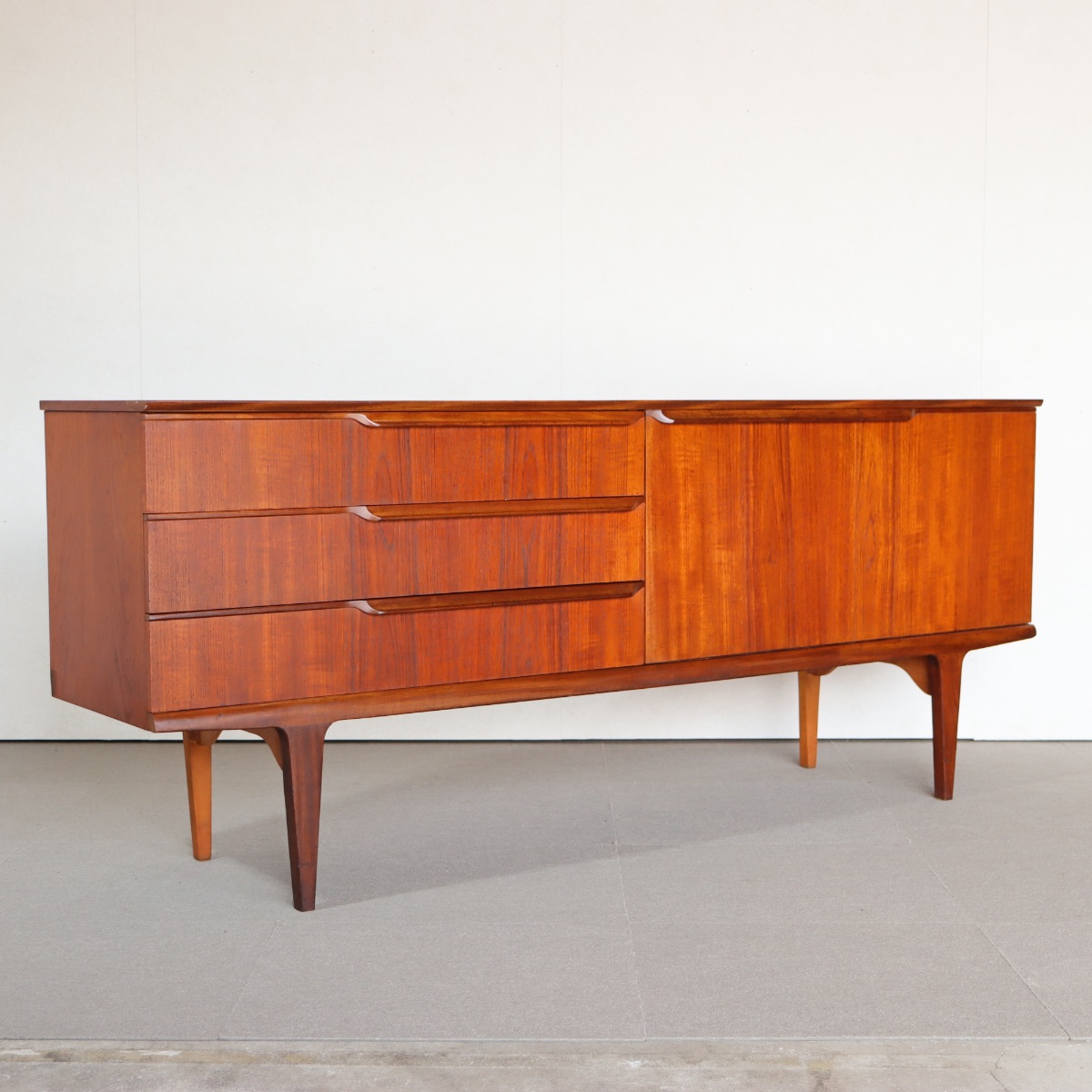 サイドボード。チーク材の深みある色合いが印象的なヴィンテージ。価値ある一台。