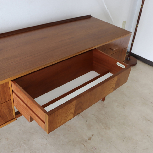 英国ビンテージのチークデスクの中央引き出し