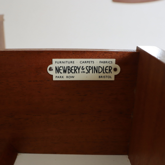 英国ビンテージのチークデスク NEWBERY&SPINDLERのロゴプレート