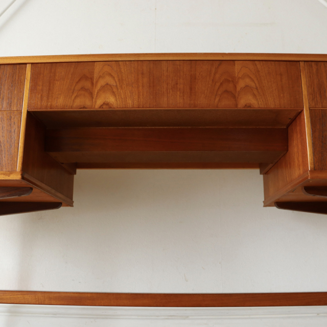 英国ビンテージのチークデスクの足回り