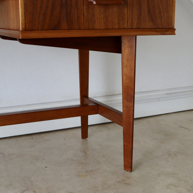 英国ビンテージのチークデスクの脚