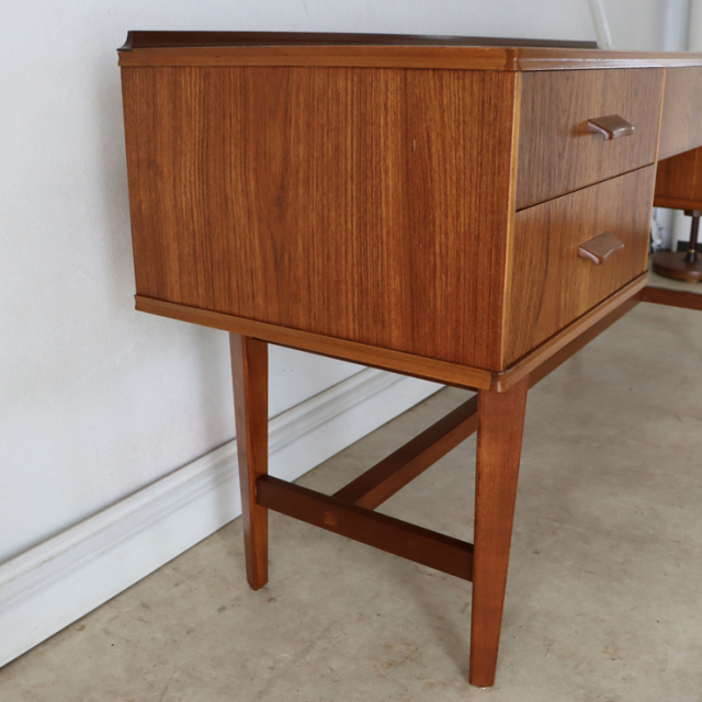 英国ビンテージのチークデスクの左側面