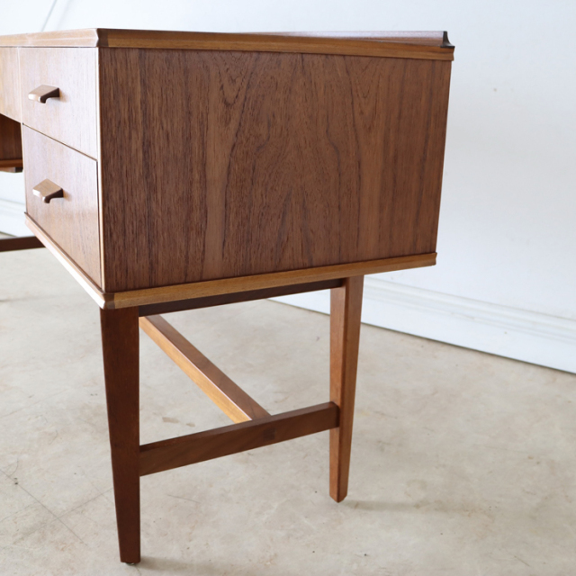 英国ビンテージのチークデスクの右側面