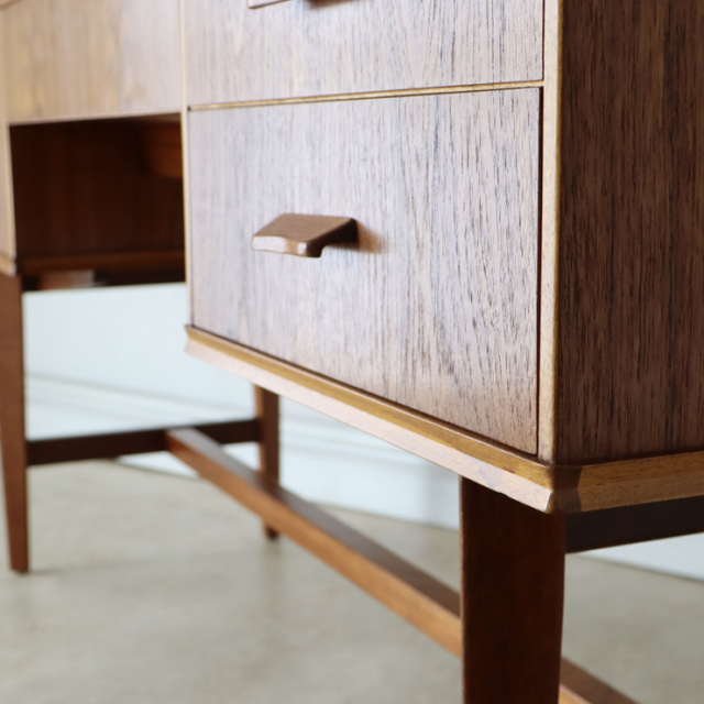 英国ビンテージのチークデスクのカッティング