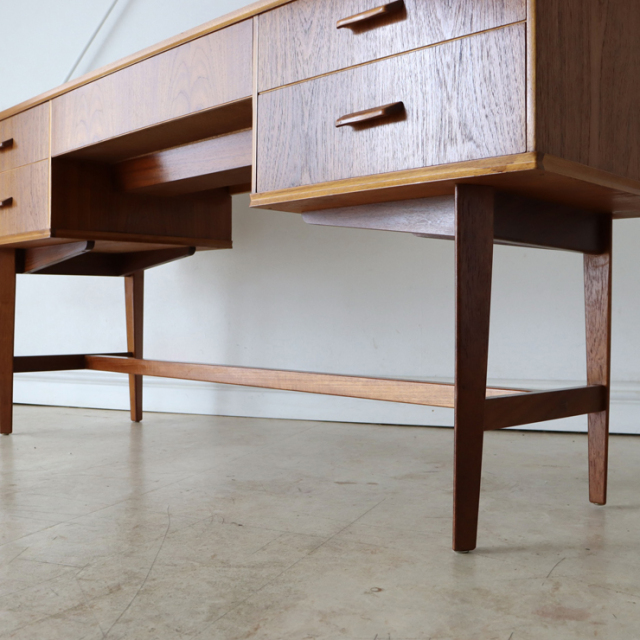 英国ビンテージのチークデスクの脚