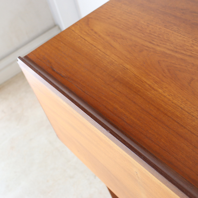 英国ビンテージのチークデスクの背面の傷