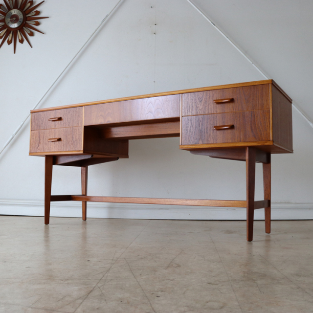 英国ビンテージのチークデスク