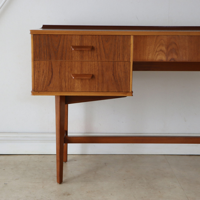 英国ビンテージのチークデスクの左側