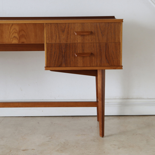 英国ビンテージのチークデスクの右側