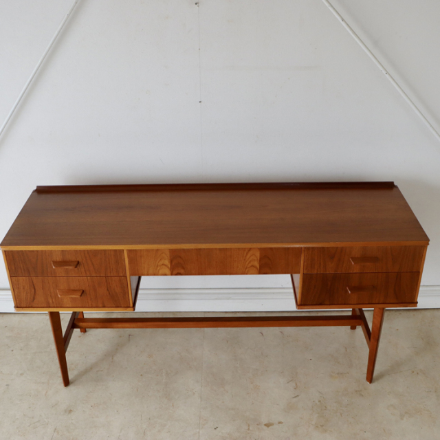 英国ビンテージのチークデスクの上部