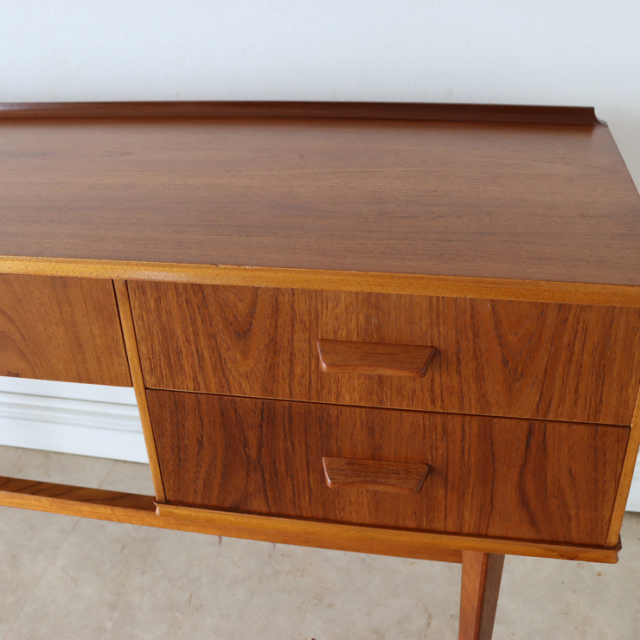 英国ビンテージのチークデスクの小さな傷