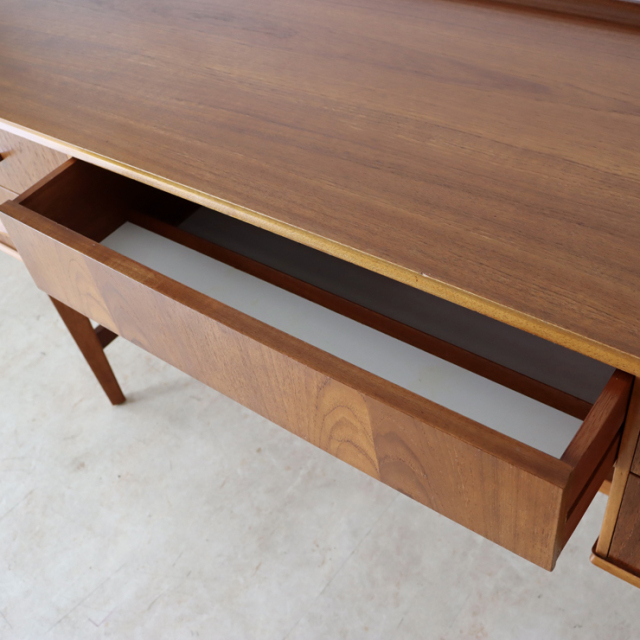 英国ビンテージのチークデスクの小さな傷