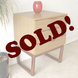 イギリス・ベッドサイドテーブル・チェスト・たんす・ビンテージ・アンティーク