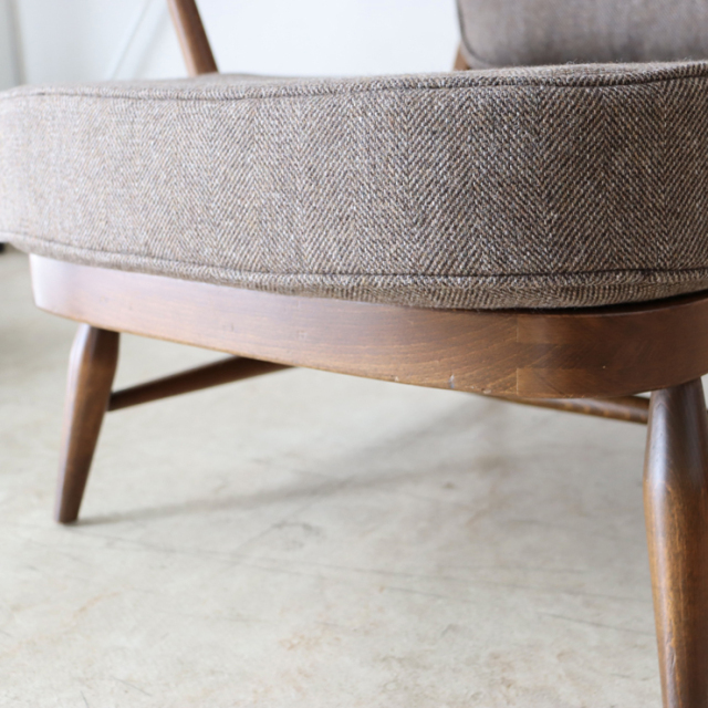 アーコール（ERCOL）製ビンテージのイージーチェアの座面の厚み