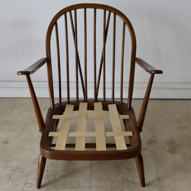 アーコール（ERCOL）製ビンテージのイージーチェアの座面裏