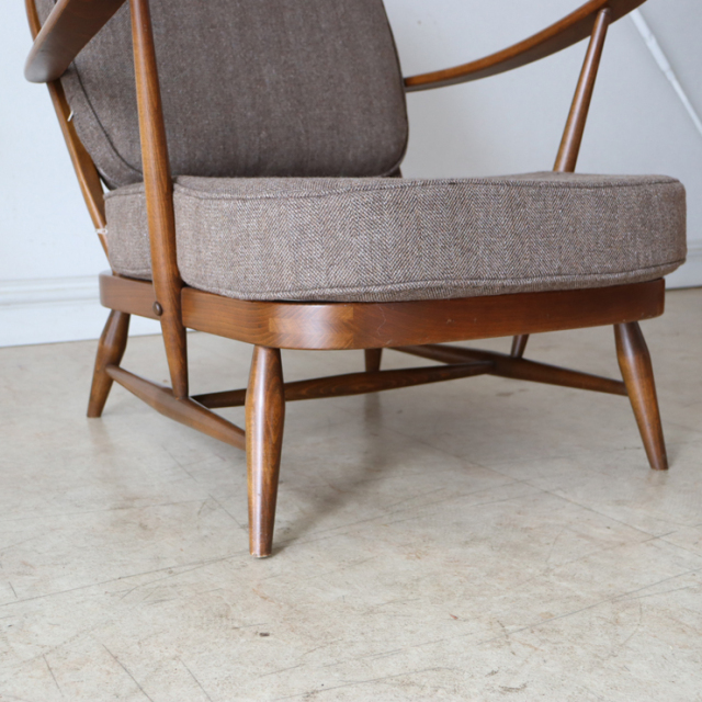 アーコール（ERCOL）製ビンテージのイージーチェアの脚
